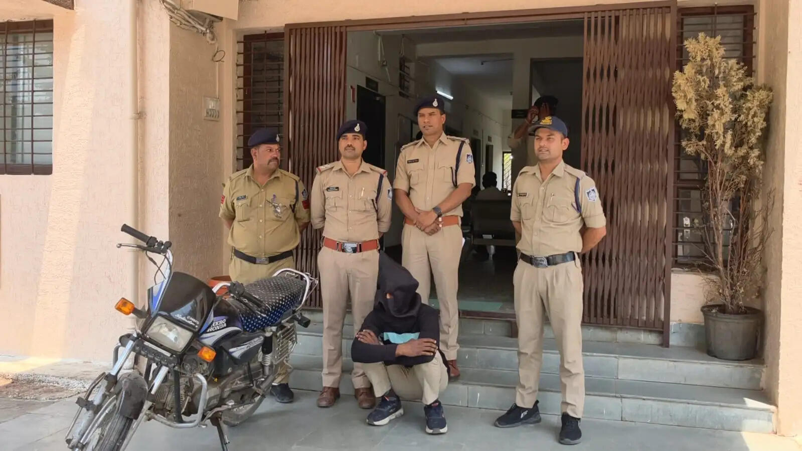 राजगढ़ःएटीएम चोरी का प्रयास करने वाला आदतन आरोपित गिरफ्तार, बाइक और औजार बरामद