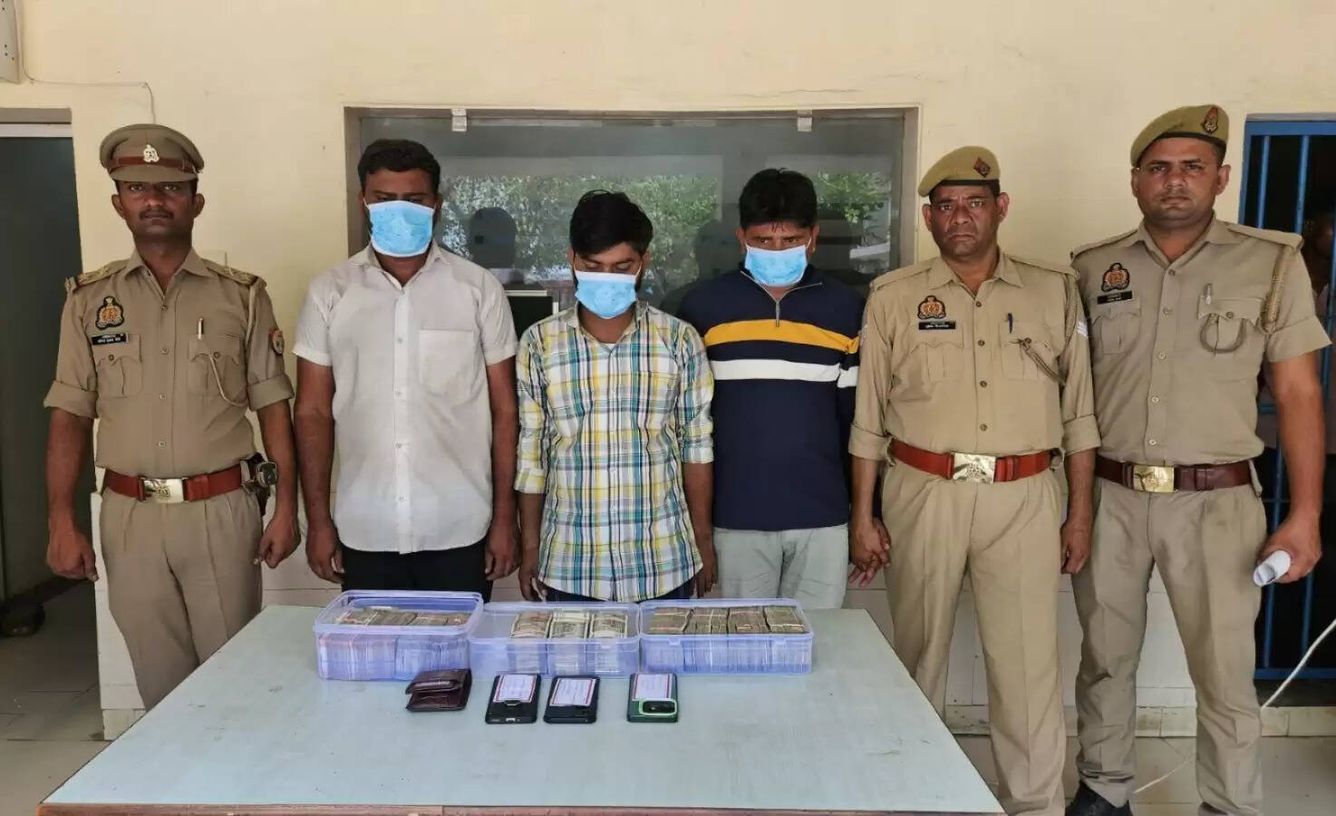 बस से रुपयों से भरा बैग चुराने वाले तीन बदमाश गिरफ्तार, 24लाख रुपये बरामद