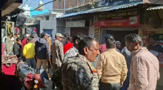 झांसी : हाउस टैक्स जमा न होने पर जामा मस्जिद की 12 दुकानें सील