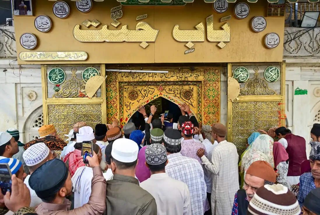 शिया समुदाय को ईद पर रहा गम, काली पट्टी बांध कर की नमाज अदा