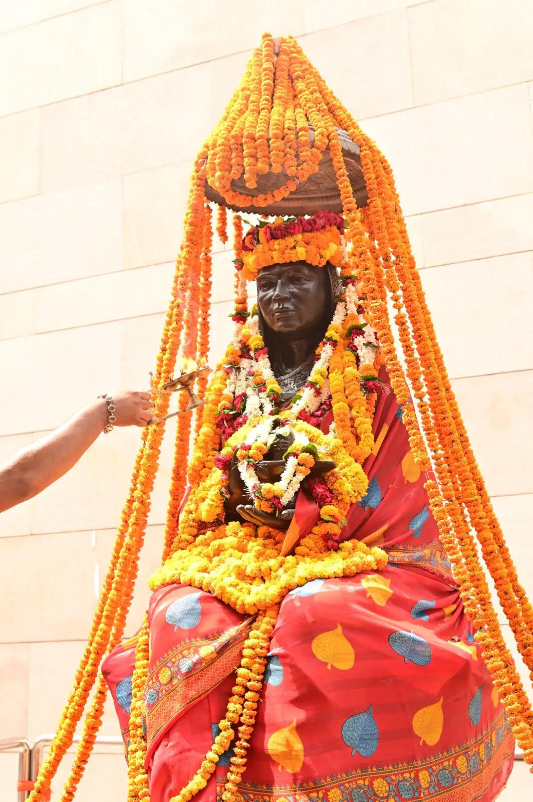 श्री काशी विश्वनाथ धाम में लोकमाता अहिल्याबाई होल्कर की जयंती मनी,विशाल प्रतिमा की आरती उतारी