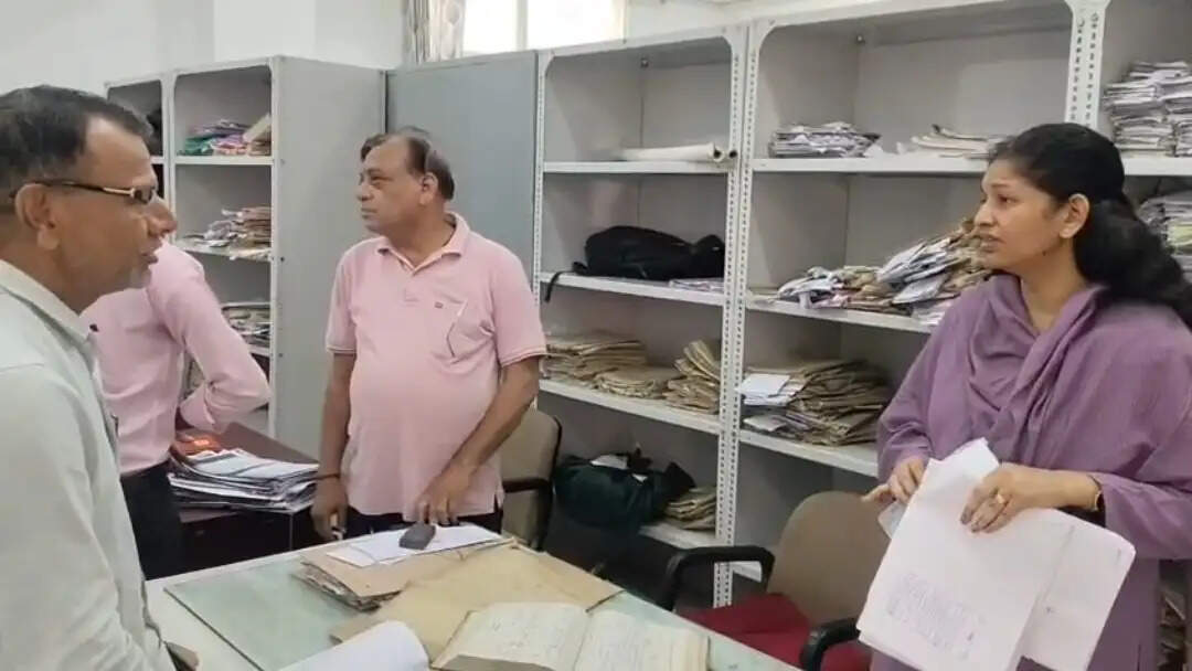 सागर कलेक्टर का नकल शाखा और अभिलेखागार का औचक निरीक्षण, लापरवाही पर सहायक ग्रेड-3 निलंबित