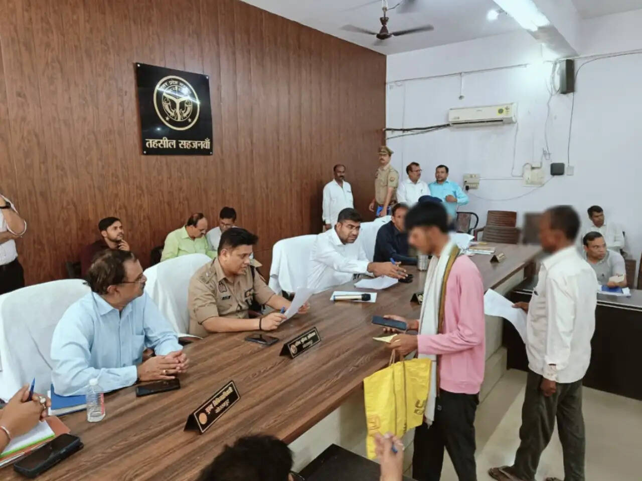 सहजनवां तहसील में डीएम व एसएसपी ने सुनी जनता की फरियाद