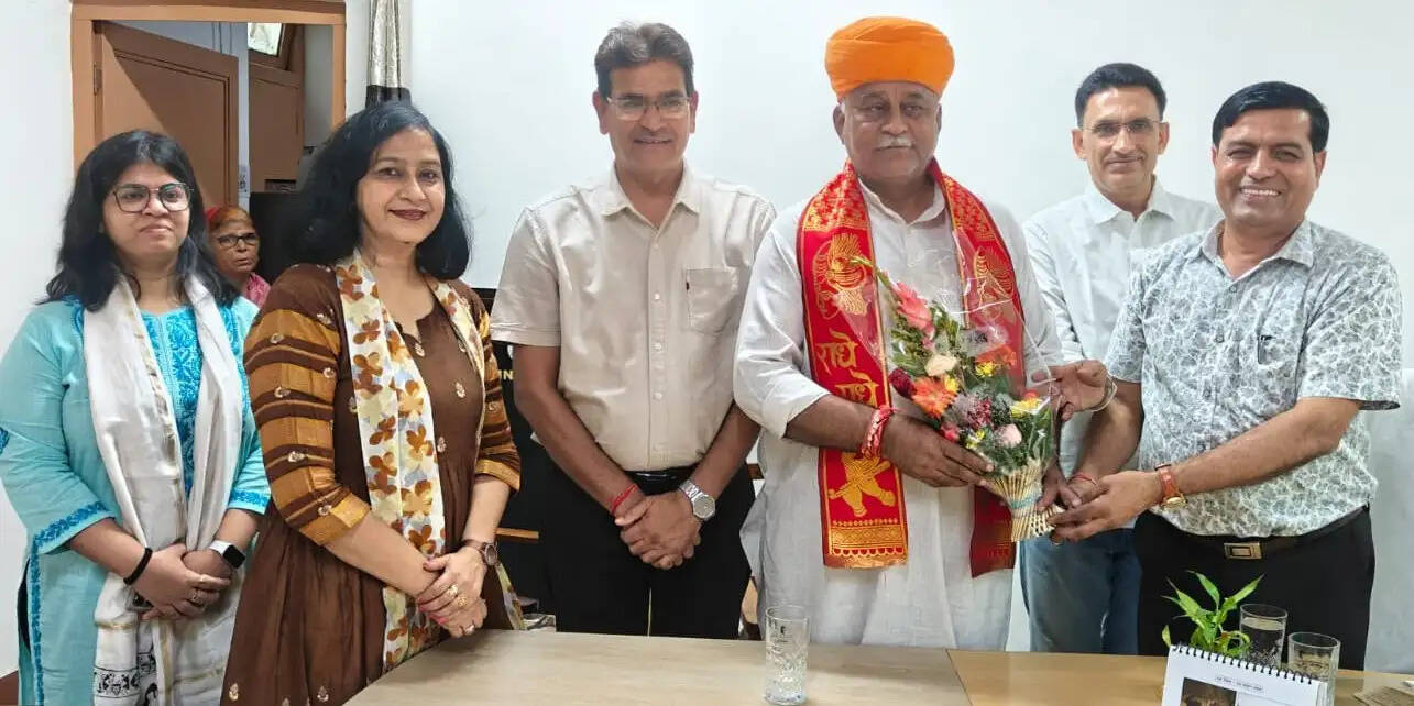 भावी युवा पीढ़ी ही देश के लोकतंत्र का आधार, युवा मतदाताओं का शत-प्रतिशत पंजीकरण होना चाहिए : जेठानंद व्यास