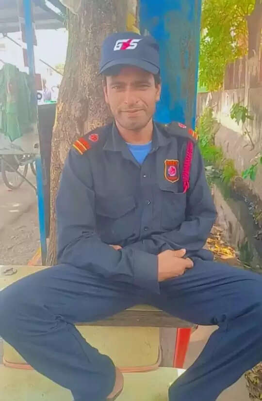 पानी भरे गड्ढे में मिला दिव्यांग का शव, हत्या की आशंका