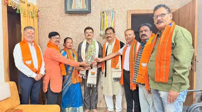 नगर पालिक निगम के नवनियुक्त मनोनीत पार्षदों ने महापौर से की सौजन्य भेंट