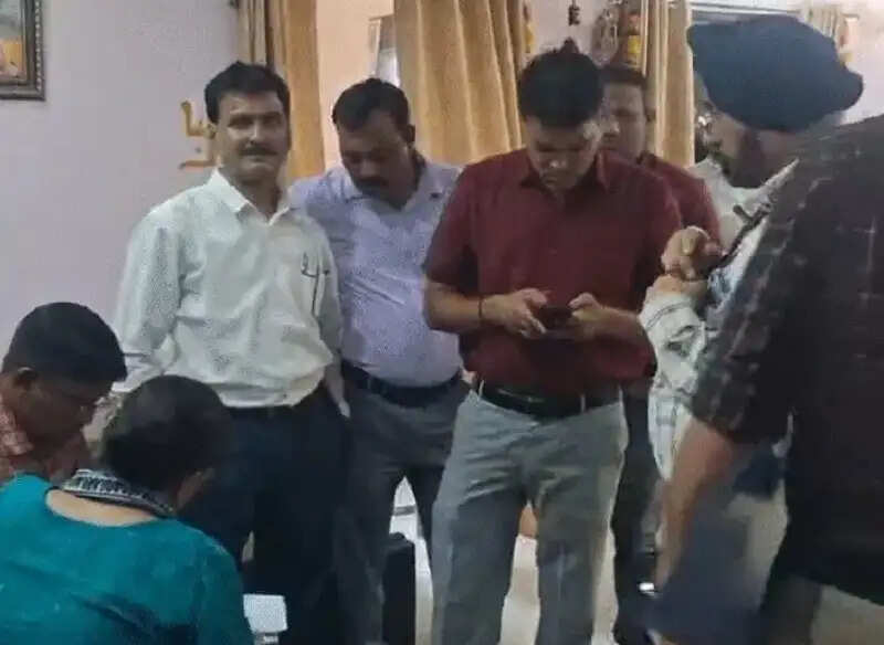 (अपडेट) जबलपुर नगर निगम के स्वास्थ्य अधिकारी के घर ईओडब्ल्यू का छापा, संपत्ति से जुड़े अहम दस्तावेज जब्त