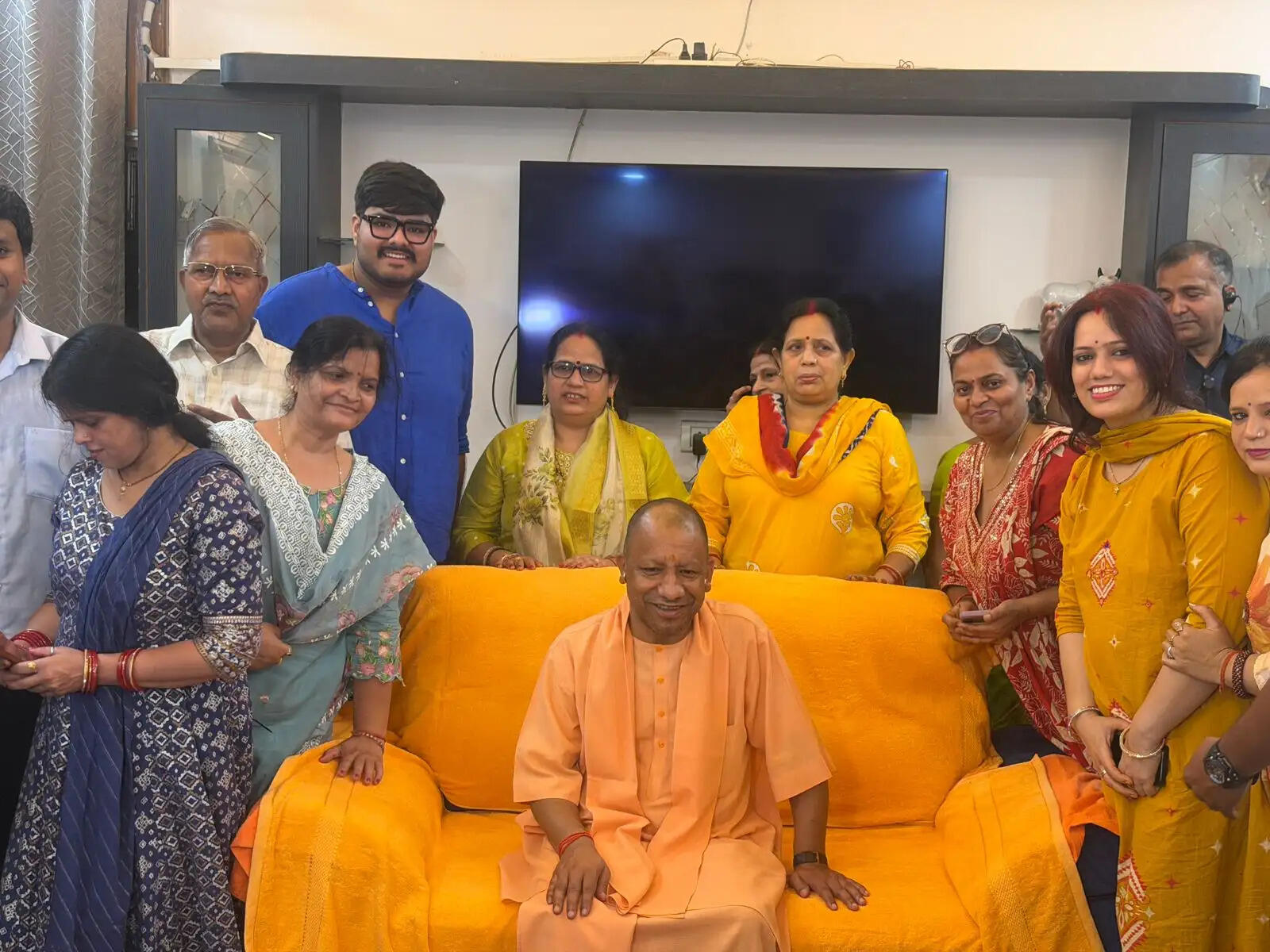मुख्यमंत्री योगी आदित्यनाथ पहुंचे वाराणसी, कालभैरव मंदिर में लगाई हाजिरी