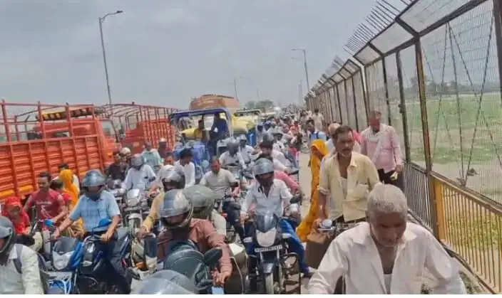 इटावा -बरेली हाइवे पर भीषण जाम, घंटाें फंसे रहे यात्री