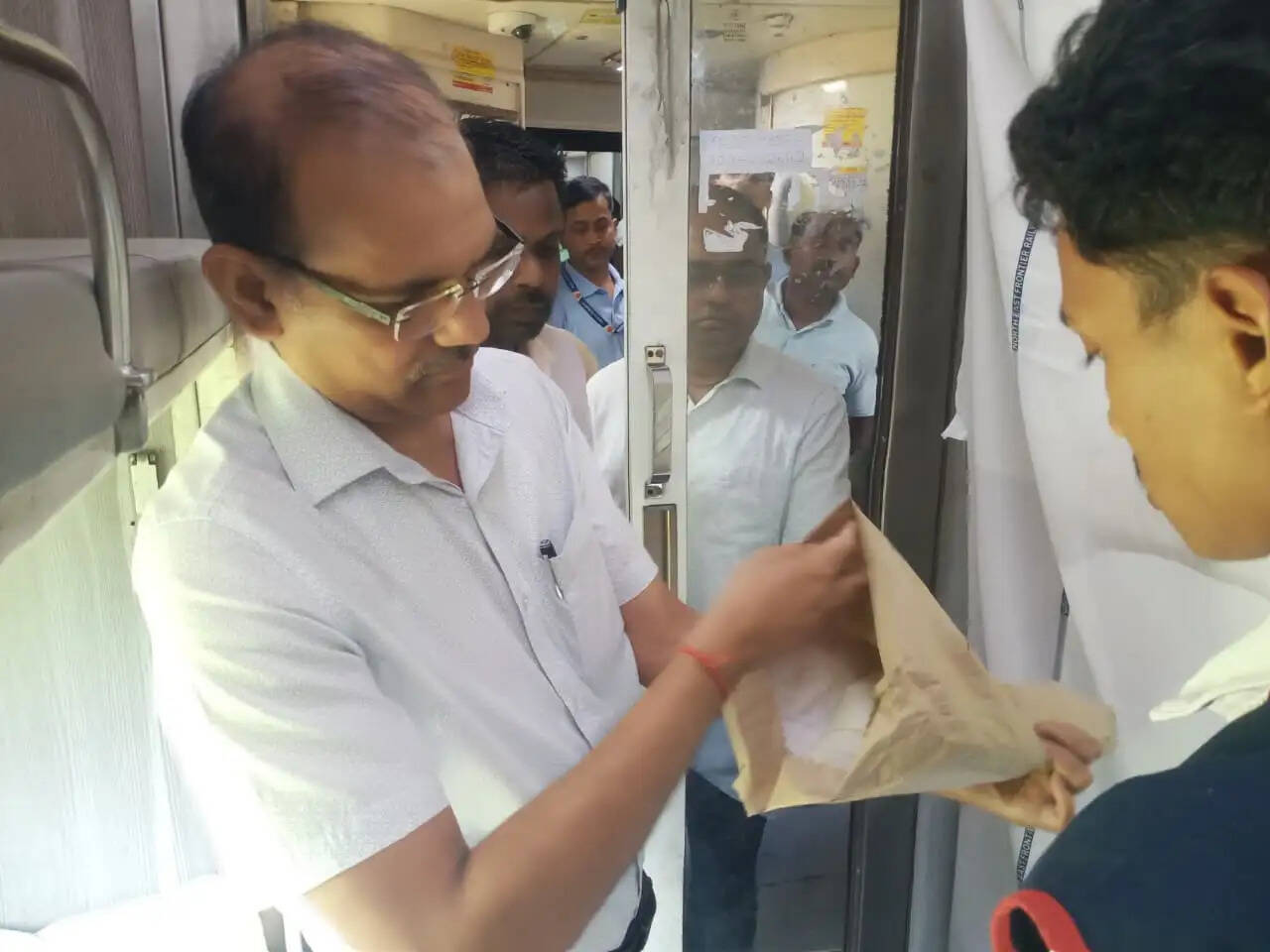 पूसीरे के डीआरएम ने सिक्किम महानंदा एक्सप्रेस का किया निरीक्षण
