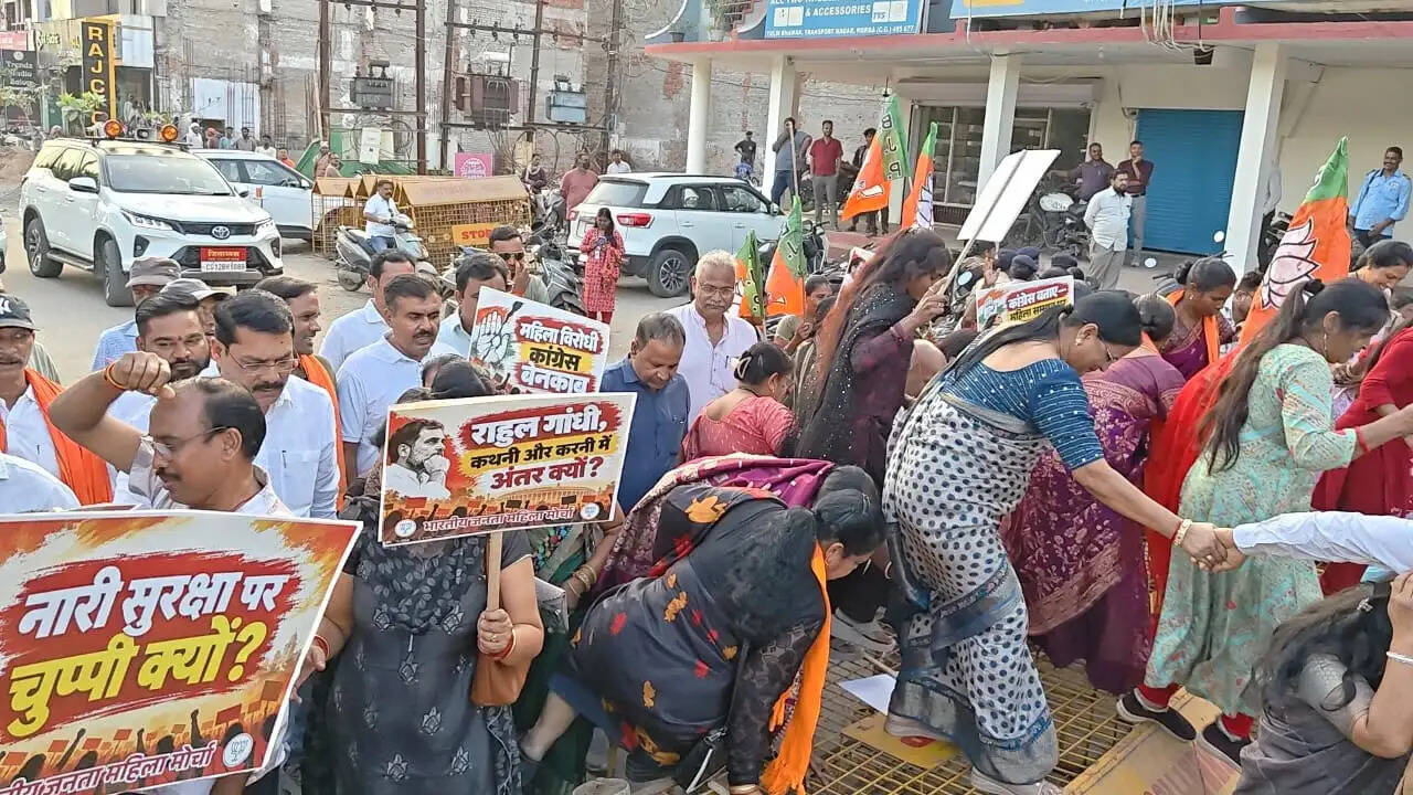 जेएनयू की छात्राओं से दुर्व्यवहार पर भड़का आक्रोश, भाजपा महिला मोर्चा का प्रदर्शन