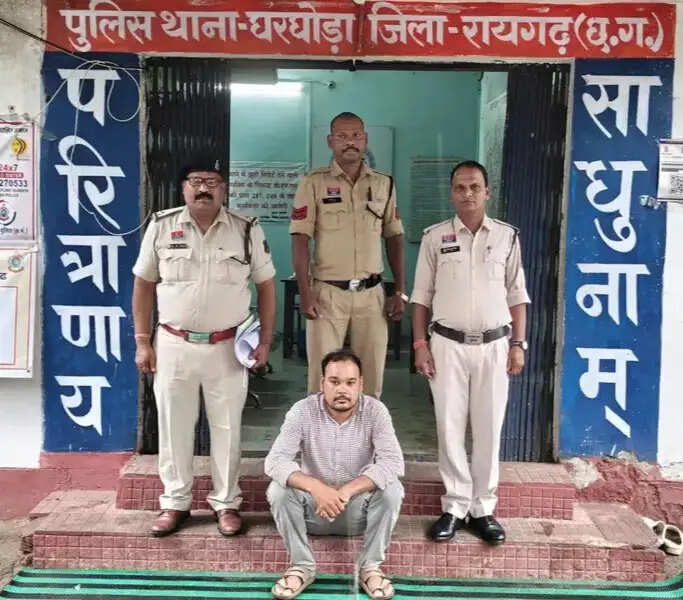 मुआवजा राशि में 49.50 लाख की धोखाधड़ी, एक आरोपित गिरफ्तार, एक फरार