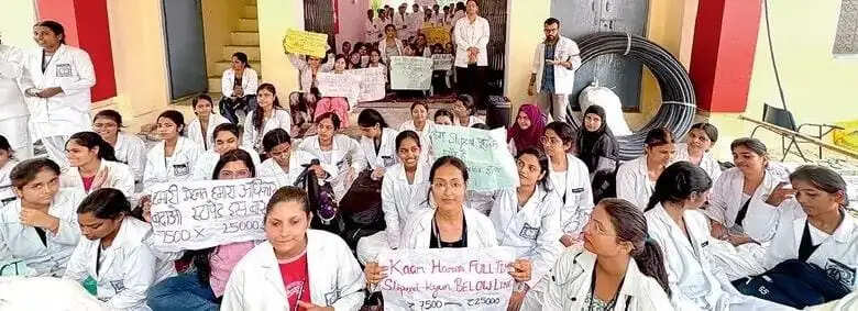 मुरादाबाद : केजीके होम्योपैथिक कॉलेज के छात्र-छात्राओं का स्टाइपेंड बढ़ाने की मांग काे लेकर तीसरे दिन भी धरना जारी