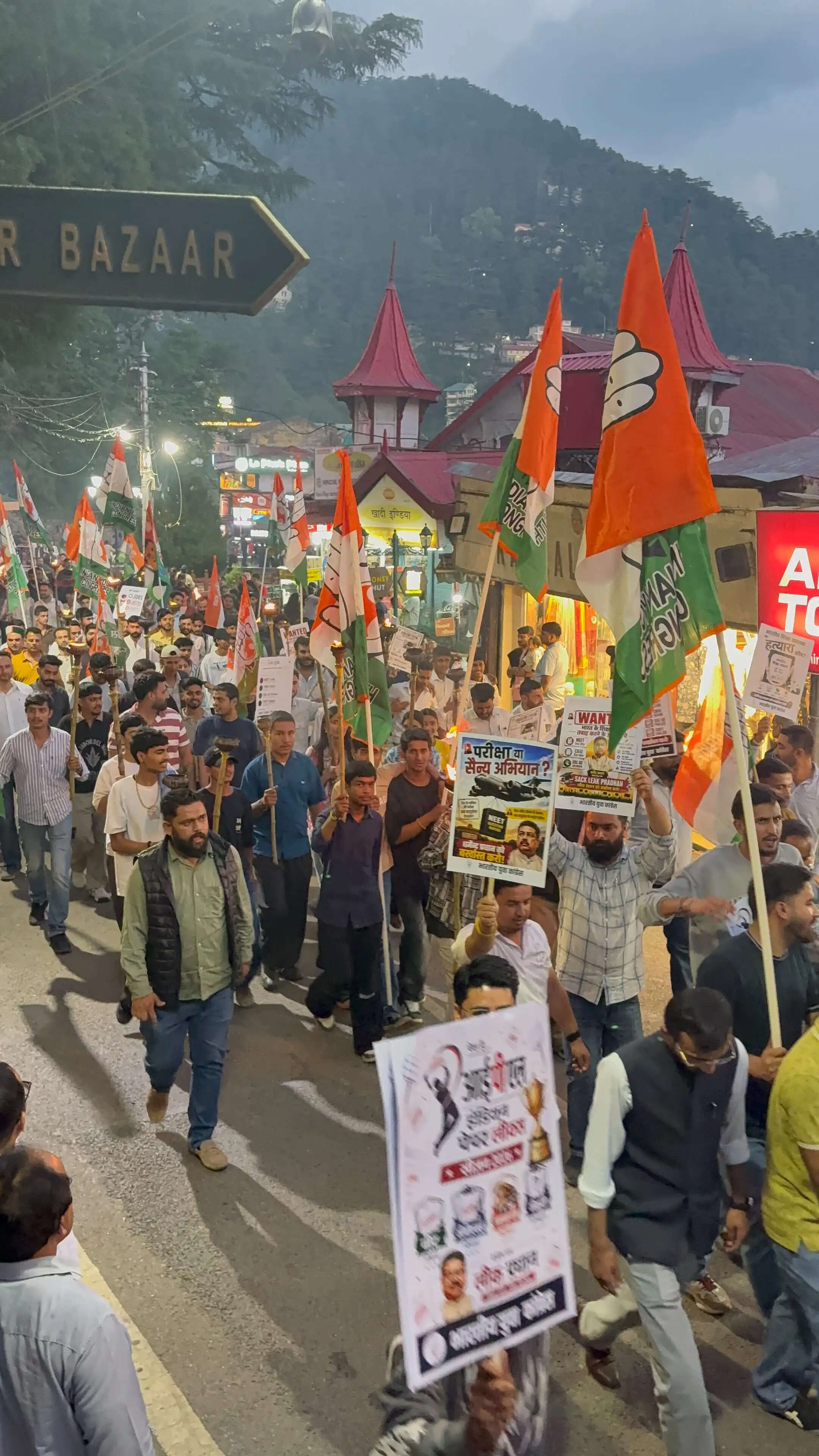 शिमला में युवा कांग्रेस का मशाल जुलूस, पेपर लीक और महंगाई पर केंद्र सरकार को घेरा