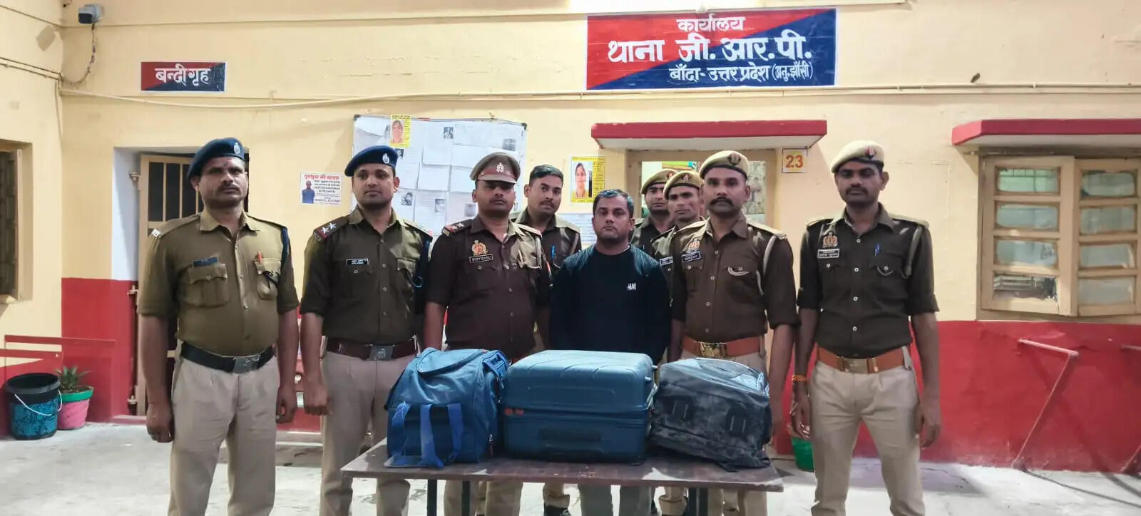 जीआरपी की बड़ी कार्रवाई: 9.800 किलो गांजा के साथ शातिर तस्कर गिरफ्तार