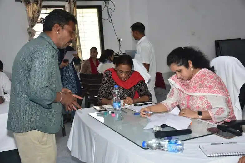 मंदसौरः कलेक्टर ने जनपद मल्हारगढ़ में की जनसुनवाई, 28 लोगों की सुनी समस्याएं