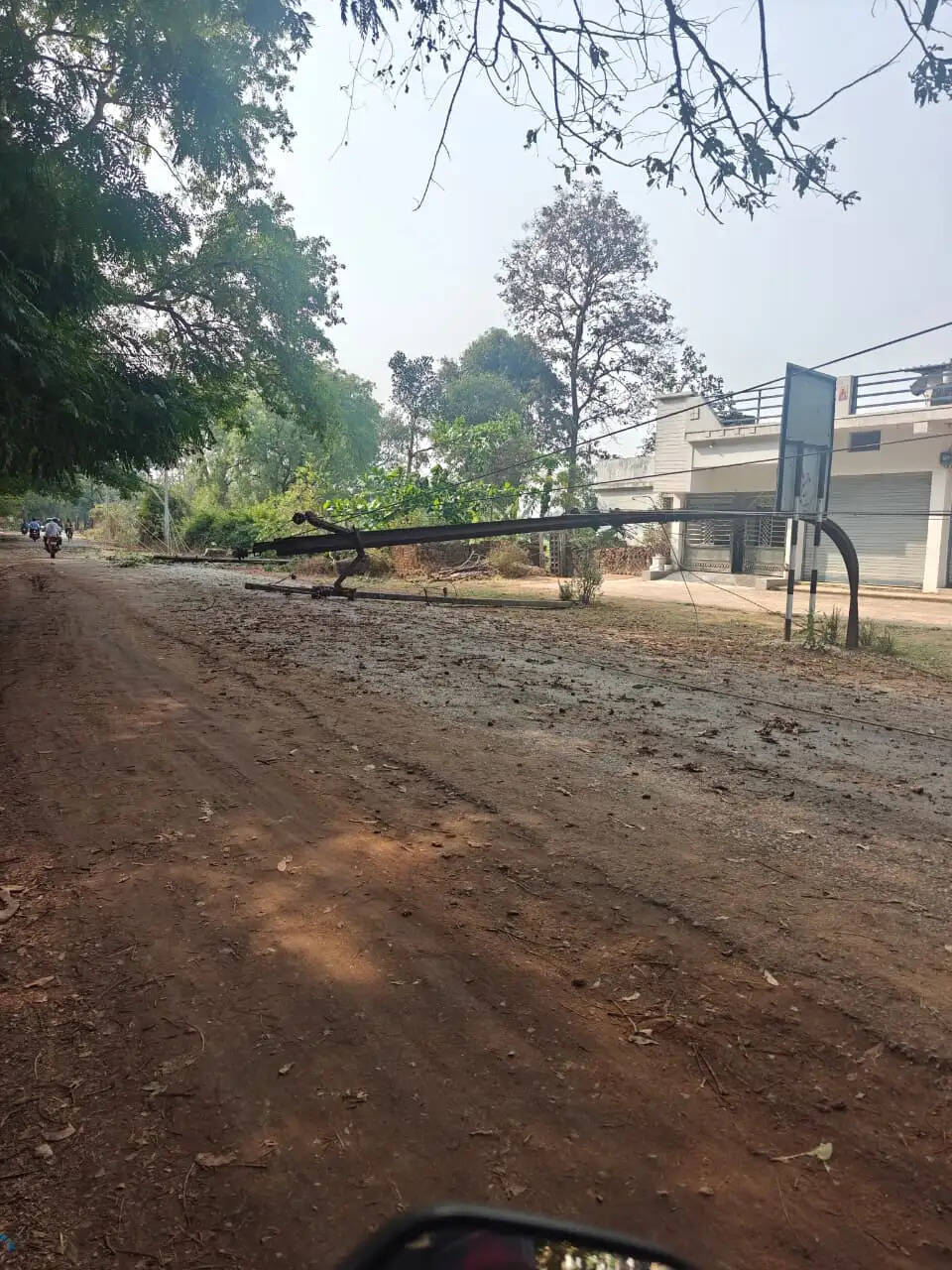 मुजगहन बायपास पर गिरे विद्युत पोल, आवागमन बाधित, तेज आंधी-बारिश का असर