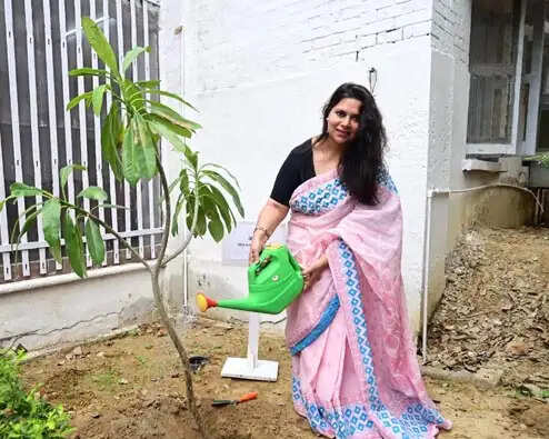 वृक्षारोपण एवं पर्यावरण संरक्षण को जनांदोलन का स्वरूप देना आवश्यक : वंदना अग्रवाल