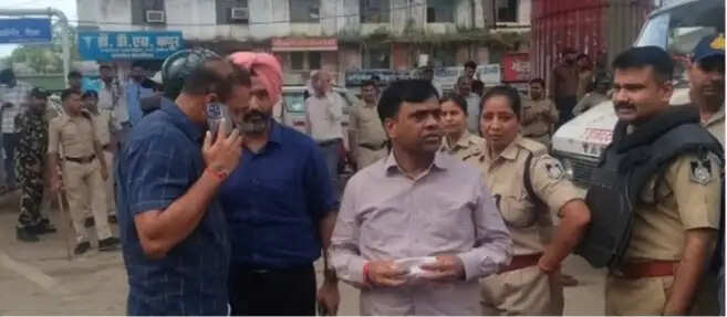 रीवा में कल्पना मिश्रा मामले में प्रशासन की बड़ी कार्रवाई, धरना स्थल से पिता को उठाया