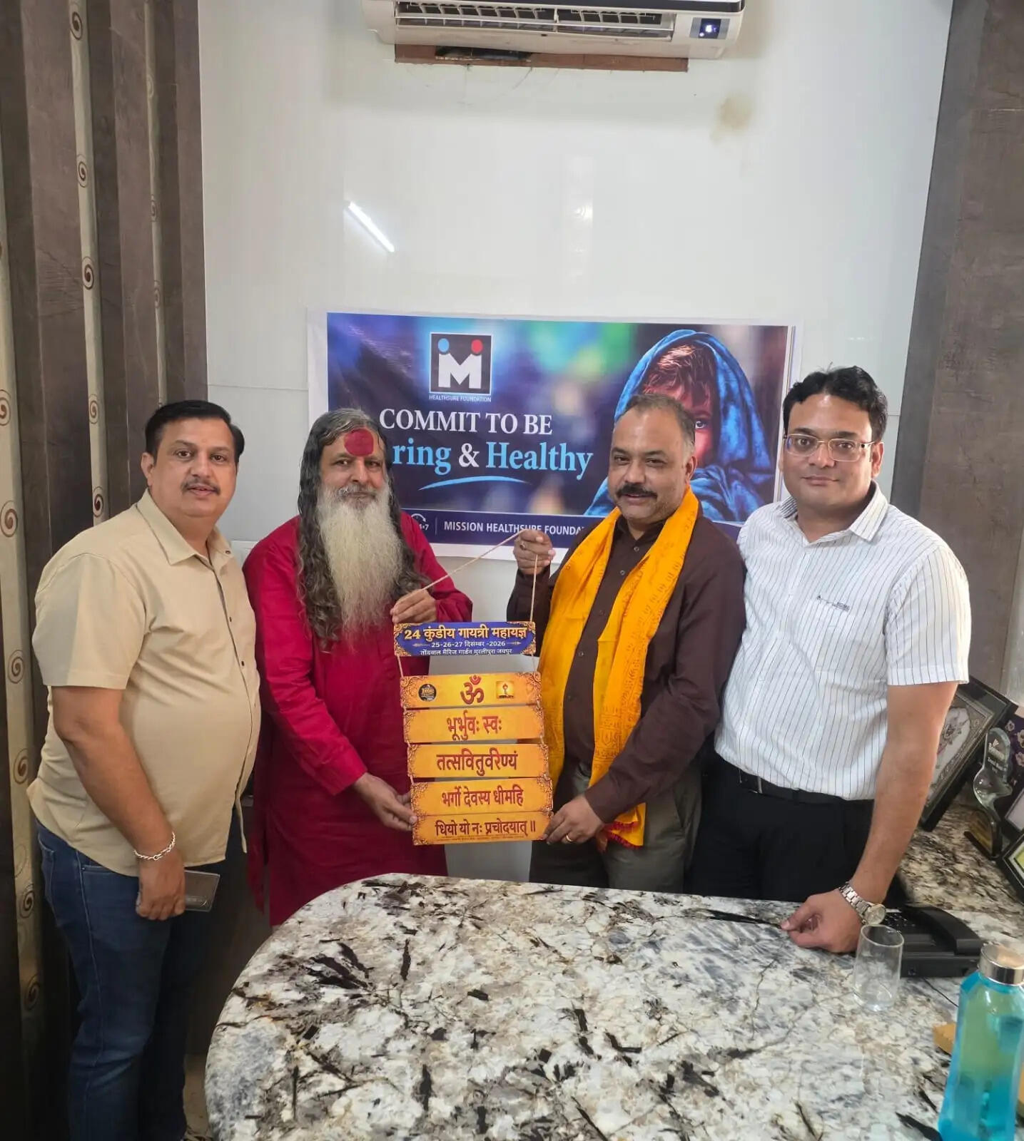 गायत्री परिवार की अनूठी पहल: लकड़ी पर उकेरा गया ईको-फ्रेंडली आमंत्रण पत्र