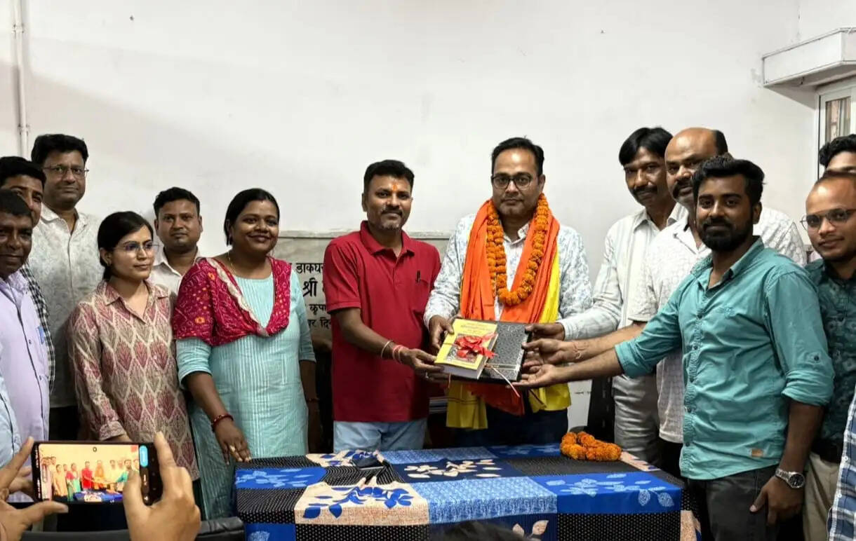 प्रधान डाकघर में पोस्ट मास्टर को दी गई विदाई
