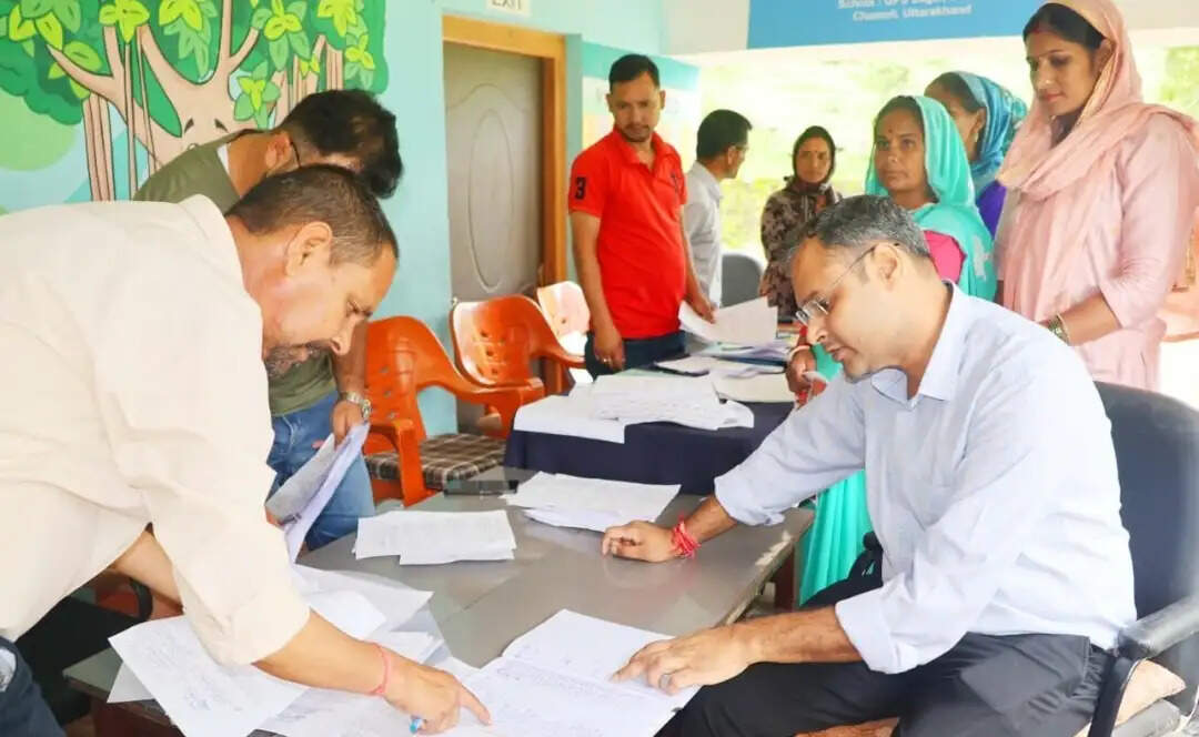 दावे-आपत्तियों के निस्तारण में पारदर्शिता पर जोर, डीएम ने किया स्थलीय निरीक्षण