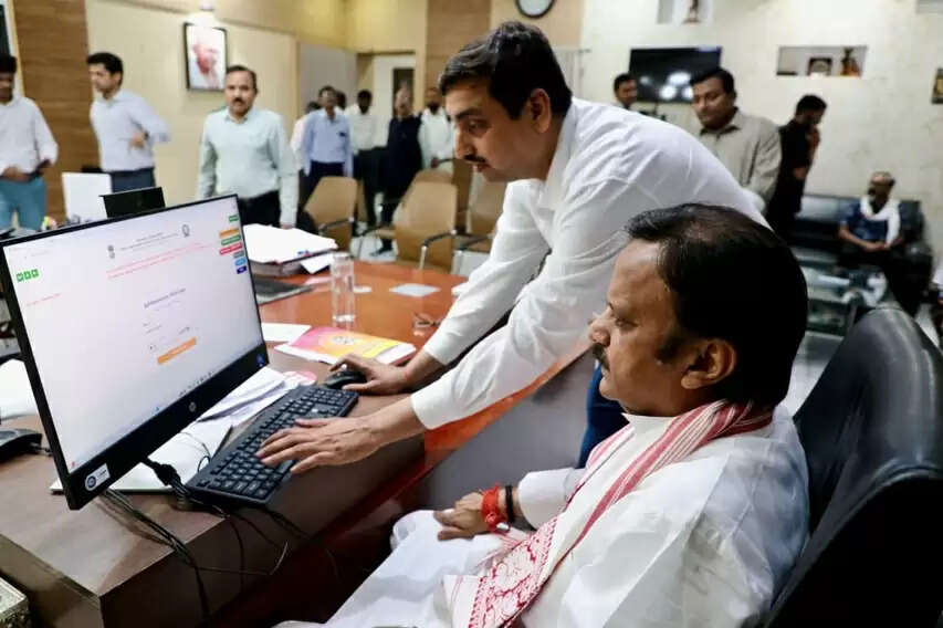 उप मुख्यमंत्री शुक्ल ने स्वयं भरा अपना स्वगणना फॉर्म, नागरिकों से भी की डिजिटल सुविधा का लाभ लेने की अपील