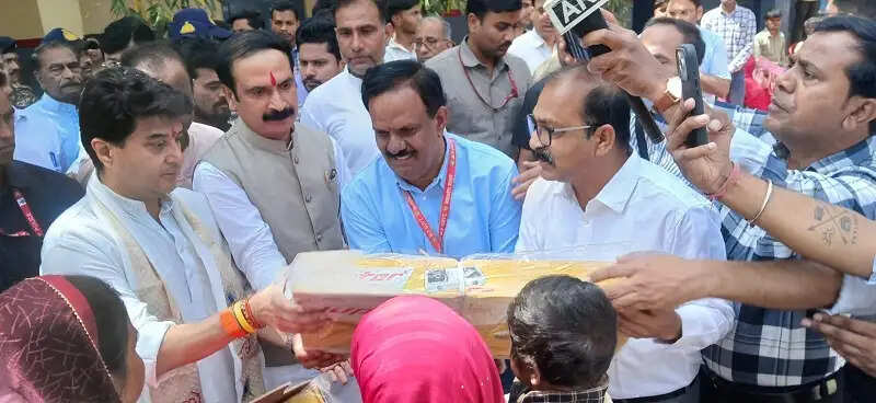 मप्रः केन्द्रीय मंत्री सिंधिया ने आदिवासी सामुदाय की महिलाओं को वितरित किए नि:शुल्क उज्जवला गैस कनेक्शन