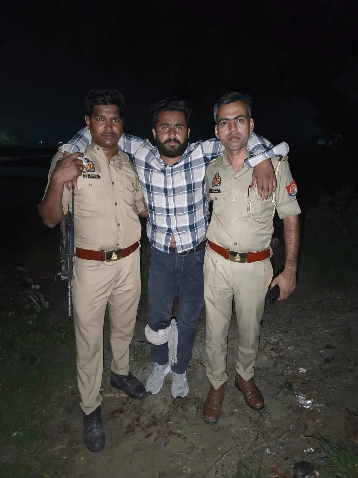 बलिया : पुलिस मुठभेड़ में गवाह का हत्यारोपित गिरफ्तार, पैर में लगी गोली
