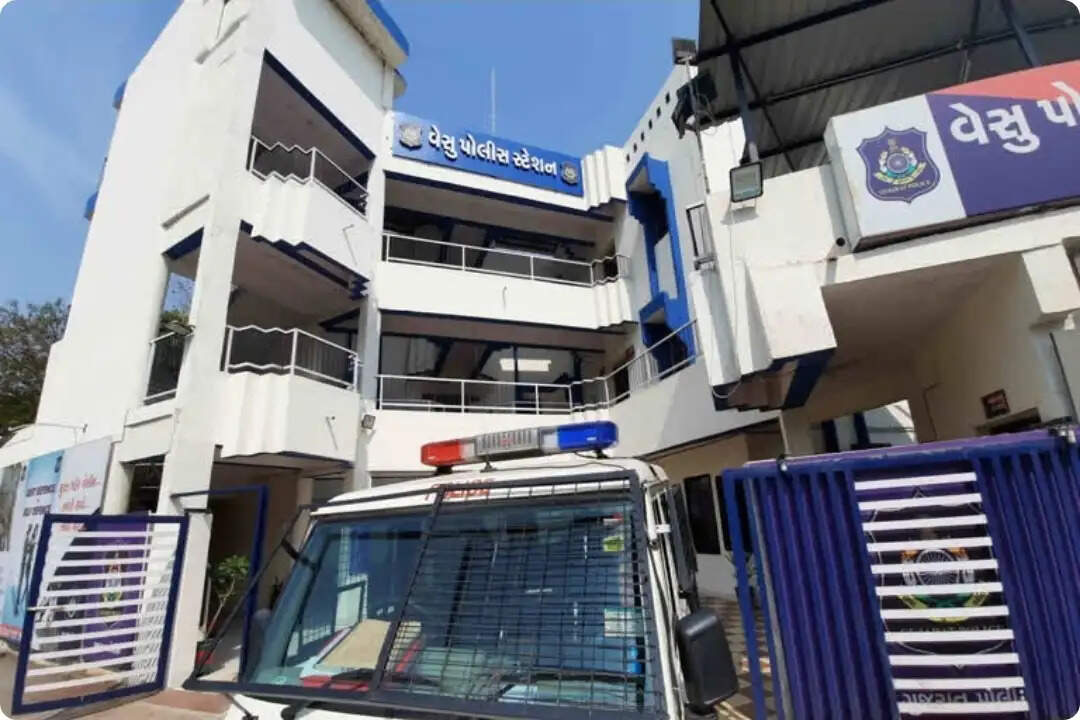 सूरत में एक ही परिवार के तीन सदस्यों ने की आत्महत्या, एक बेटी बचाई गई