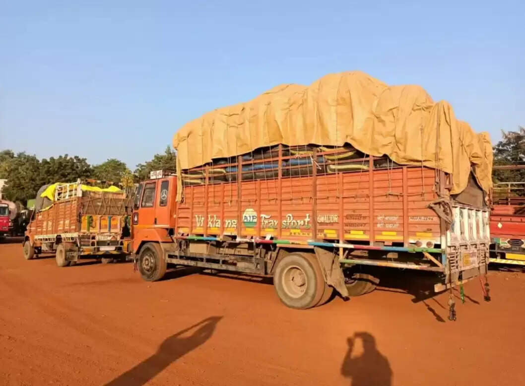 हाईवे पर ट्रक कटिंग कर तेल के डिब्बे व मूंगफली की बोरियां चुराई