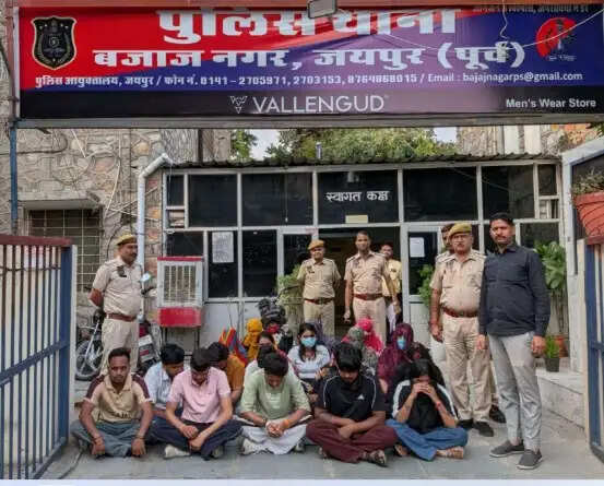 तीन स्पा सेंटरों पर पुलिस की छापेमारी, 11 युवतियों सहित 19 गिरफ्तार