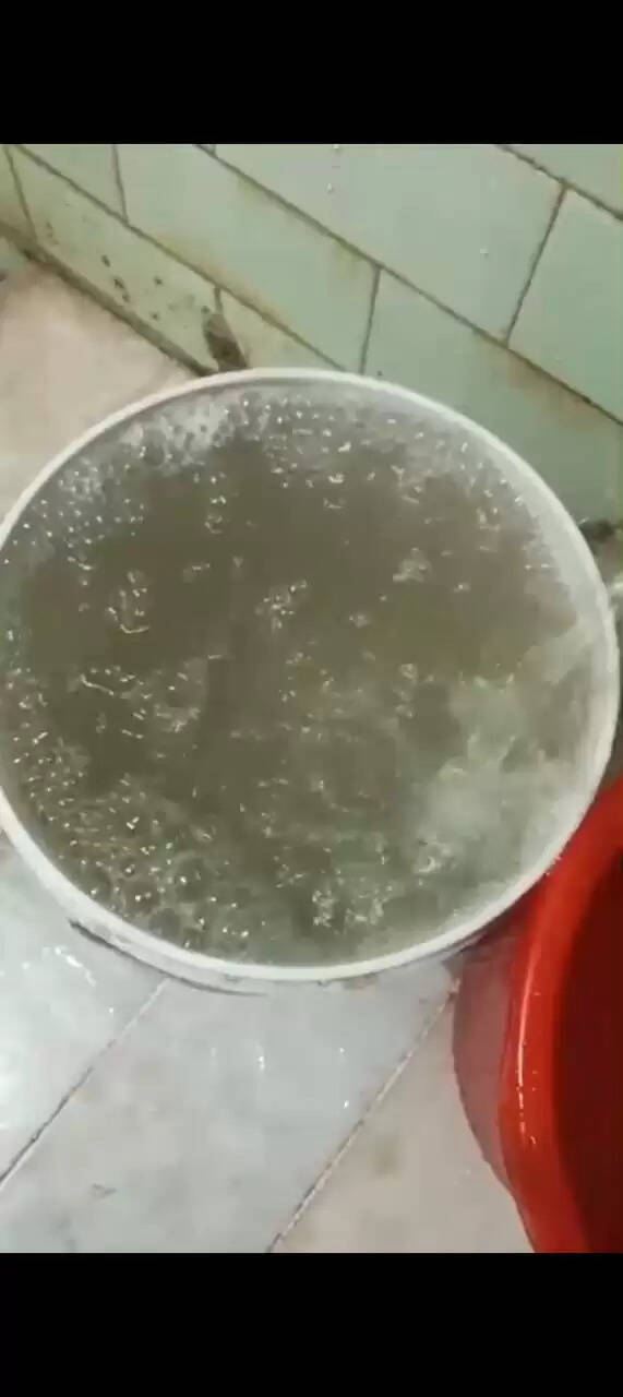 जोन-3 के वार्ड 18 में घरों में सीवर युक्त पानी की सप्लाई, लोग परेशान