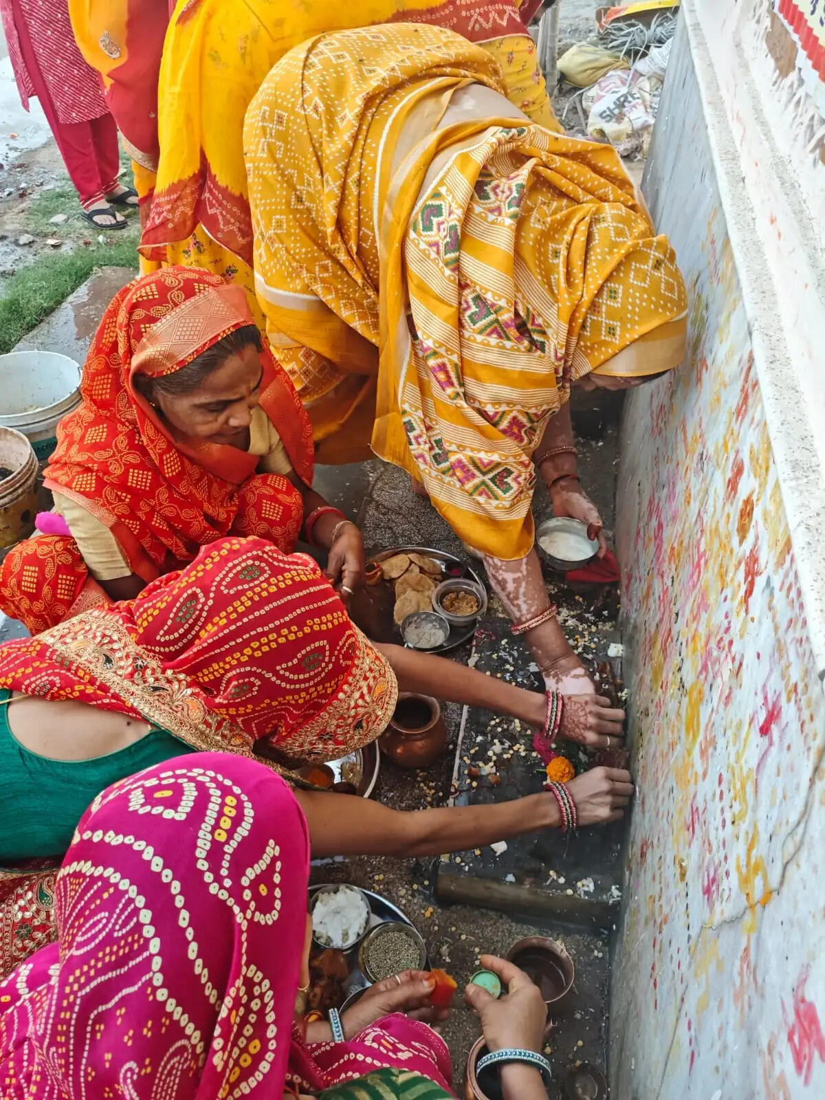 शीतलाष्टमी पर भक्ति, परंपरा और सेवा का संगम: ठंडे पकवानों से लगा माता को भोग