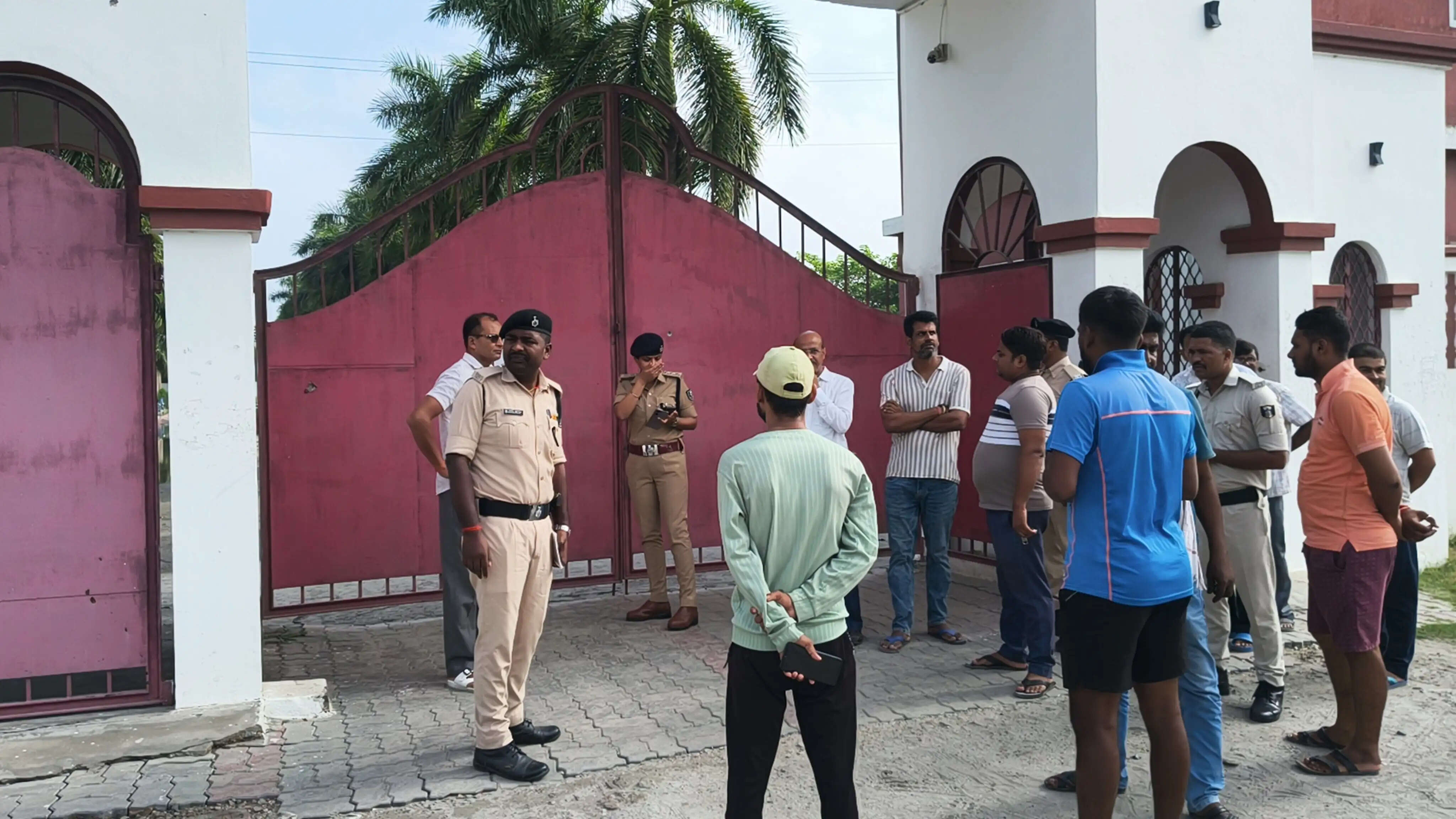 बिहार:  स्कूल के दिवार के गेट पर बदमाशों ने मारी 22 गोली,50 लाख की रंगदारी का पर्चा चस्पाया