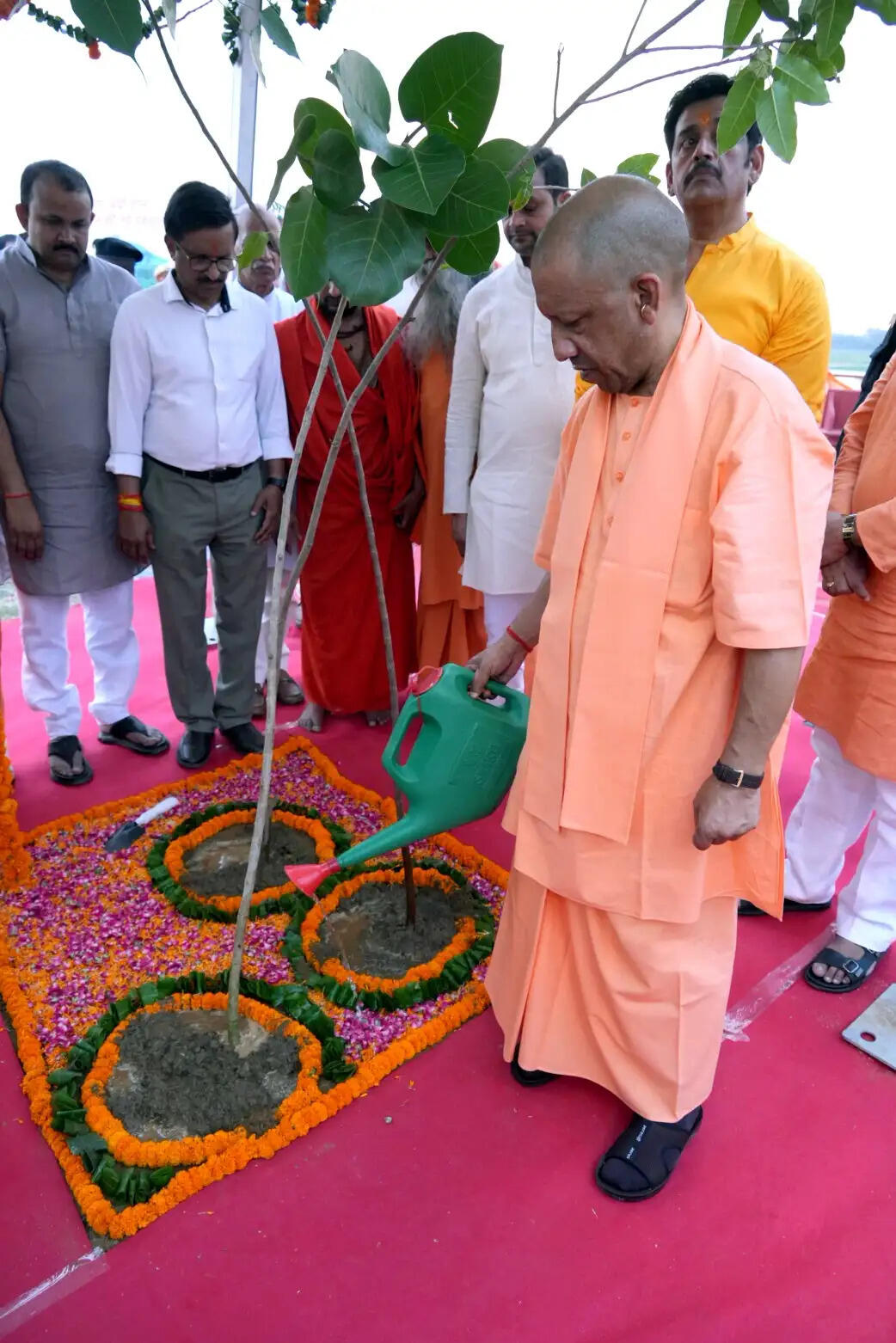 पिछ्ली सरकारों में ताल-पोखरों पर होता था कब्जा, हम कर रहे संरक्षण : सीएम योगी