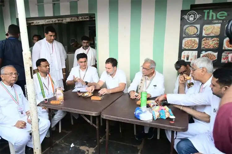 राहुल गांधी अचानक पहुंचे मैगी पॉइंट, चाय-मैगी का उठाया लुत्फ