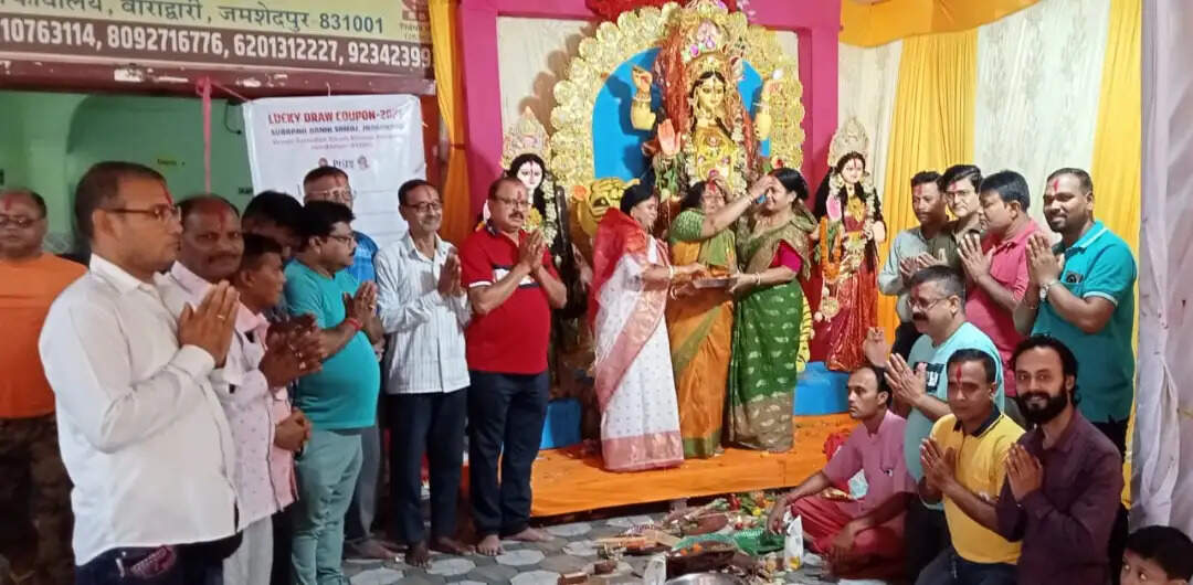 श्रद्धा और उल्लास के साथ स्वर्णरेखा घाट में मां बाघेश्वरी की प्रतिमा विसर्जित, सिंदूर खेला में झूमीं महिलाएं
