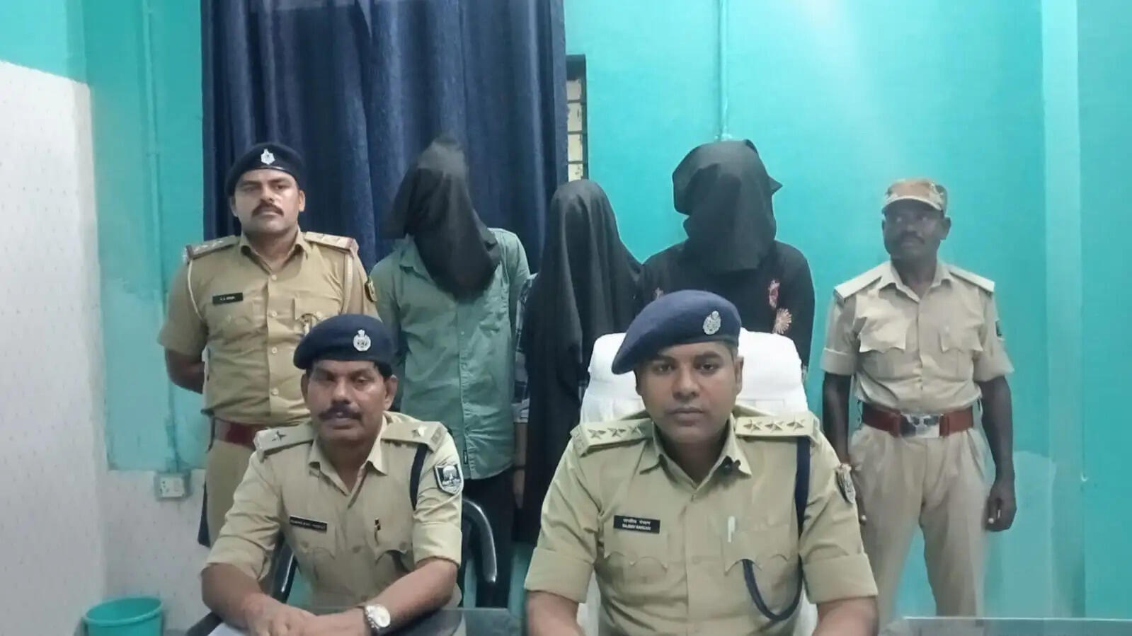 सुपौल पुलिस की बड़ी कामयाबी: चोरी की बाइक और मोबाइल के साथ तीन आरोपी गिरफ्तार