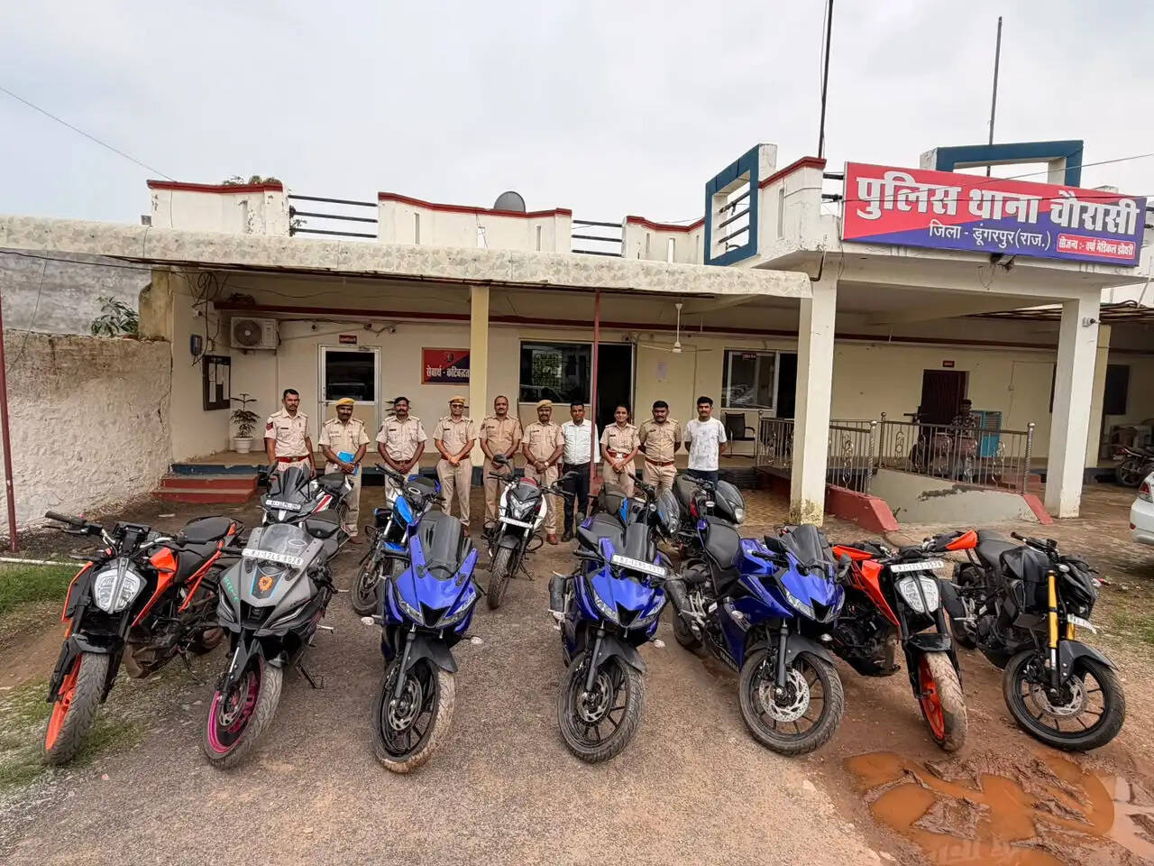 डूंगरपुर पुलिस का ऑपरेशन संस्कार: सड़कों पर हुड़दंग मचाने वाले स्टंटबाजों पर कार्रवाई, 51 पावर बाइक्स जब्त