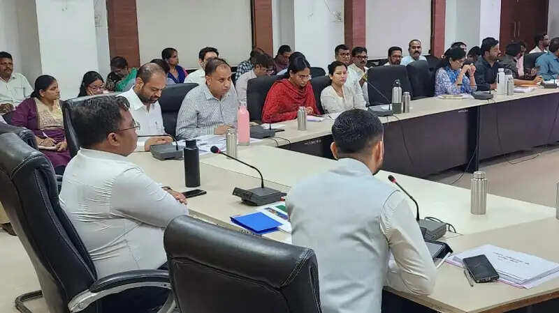 इंदौरः राजस्व प्रकरणों के निराकरण में लापरवाही पर सख्त कार्रवाई होगी