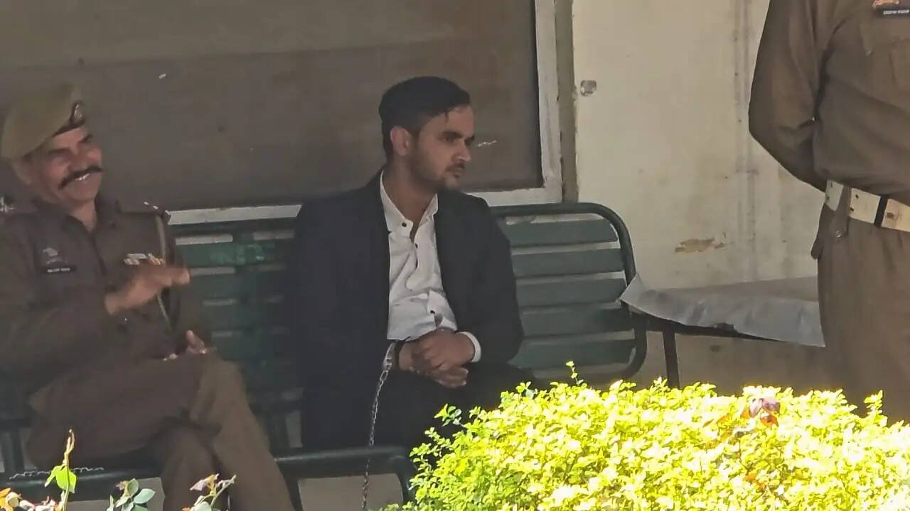 ट्रेन में फर्जी टीटी गिरफ्तार, यात्रियों से अवैध वसूली का मामला दर्ज