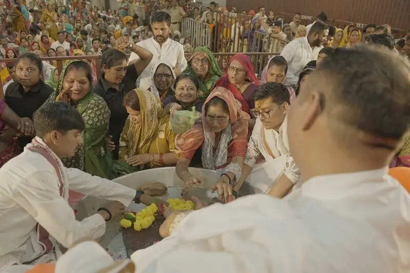 सीहोरः कुबेरेश्वरधाम पर गुरु पूर्णिमा महोत्सव में उमड़ा जनसैलाब, लाखों श्रद्धालुओं ने किया गुरु पूजन