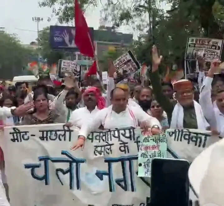 वाराणसी में मीट- मछली दुकानें हटाए जाने के विरोध में कांग्रेसियाें का पैदल मार्च
