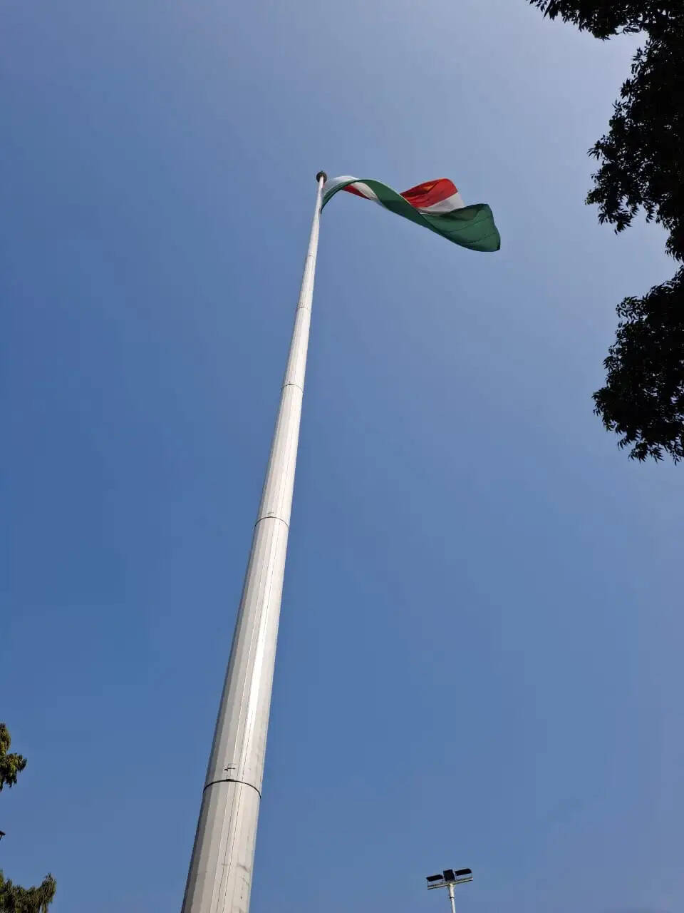 खबर का असर - निगमायुक्त कलेक्टर ने त्वरित संज्ञान लेकर राष्ट्रीय ध्वज की गरिमा को बचाया