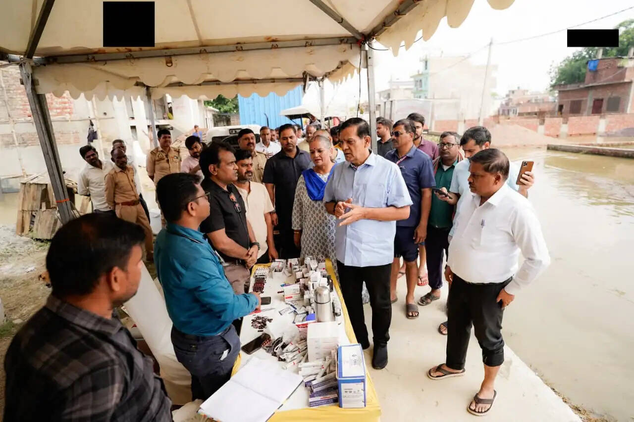 बाढ़ प्रभावितों को राहत पहुंचाने के लिए युद्ध स्तर पर कार्य कर रही योगी सरकार, नगर विकास मंत्री ने फैजुल्लागंज-दाउदनगर में किया निरीक्षण