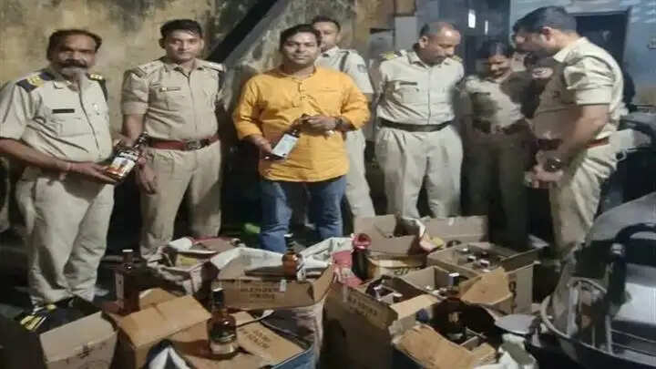 ग्वालियरः आबकारी विभाग की बड़ी कार्रवाई, रिहायशी मकान से 92.07 लीटर शराब जब्त