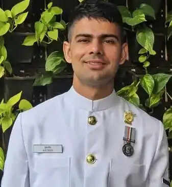 नम आांखो से नेवी के जवान को दी अंतिम विदाई