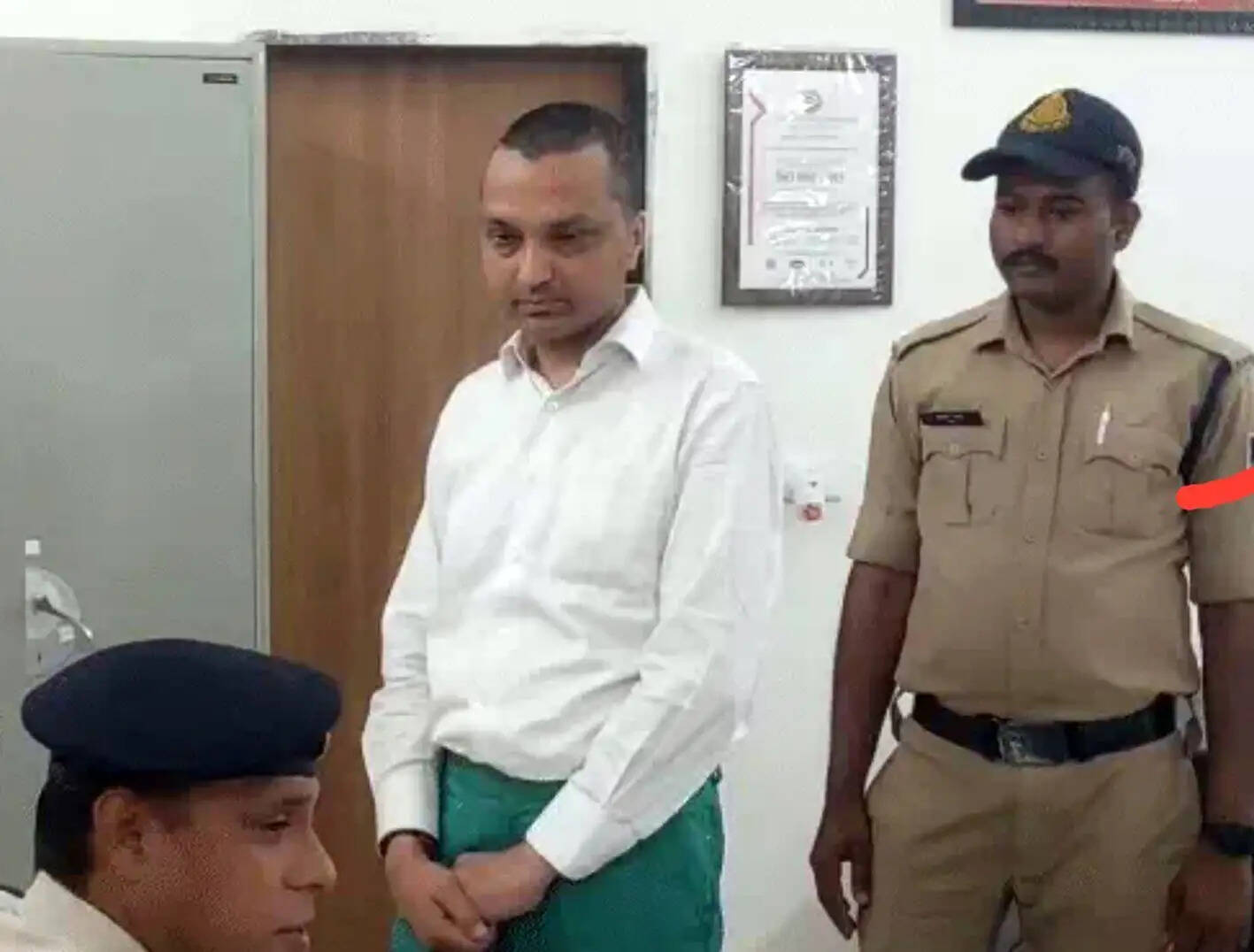 उज्जैन में ज्वाइंट सेकेट्री बनकर अधिकारियों पर झाड़ा रौब, सच्चाई सामने आई तो जोडऩे लगा हाथ