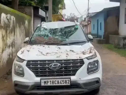 अनूपपुर: जर्जर मकान की छत गिरी, नीचे खड़ी कार चकनाचूर; बड़ा हादसा टला